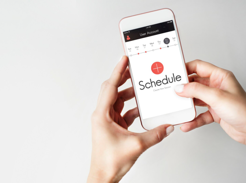 Using a smartphone calendar app to show how to avoid late fees with reminders