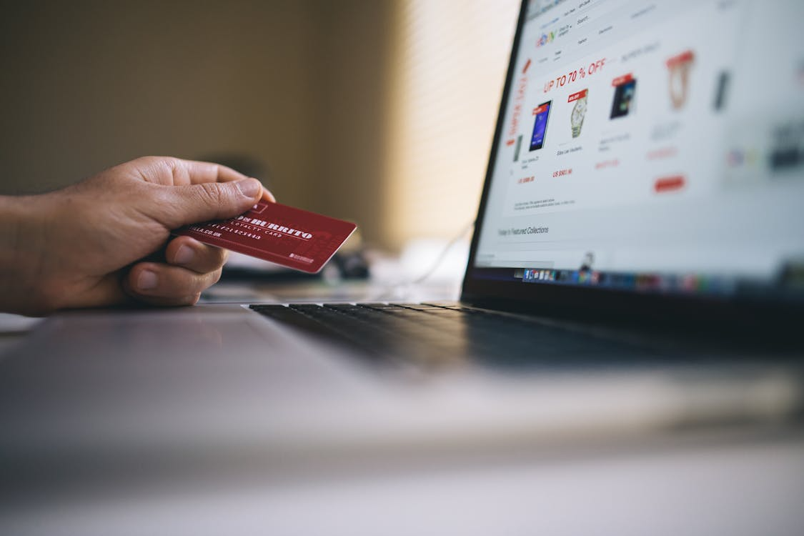 Holding credit card while shopping online using the 24 hour rule for impulse buying